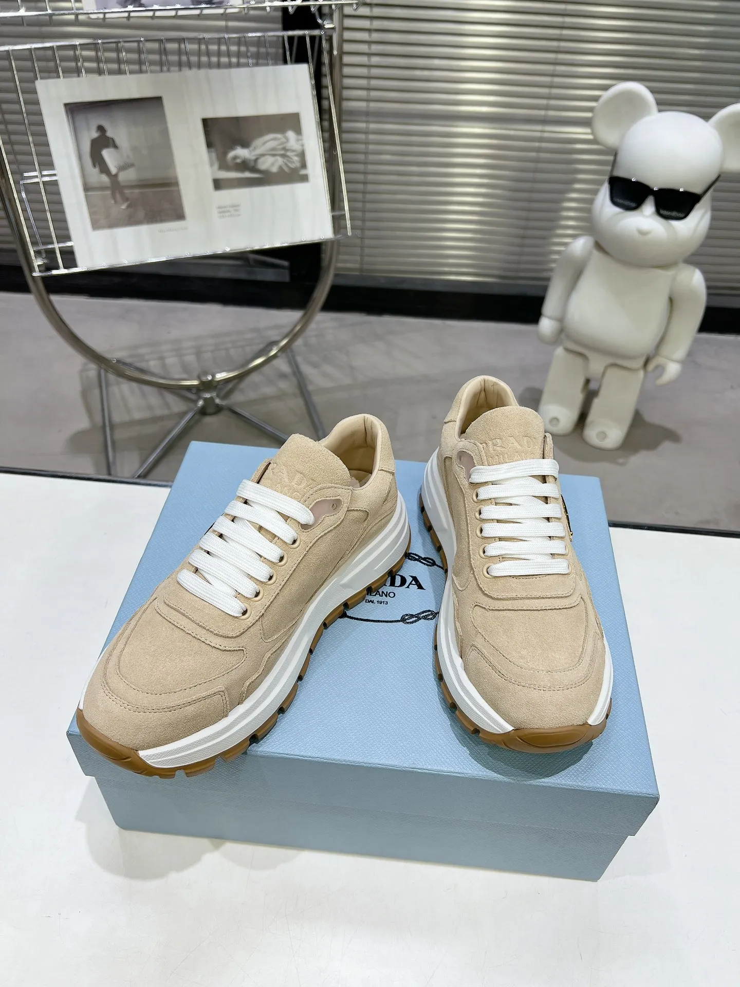 👟👟Ex-factory price 580👟👟 PRADA ²⁰²4 𝐬𝐬Prada’s new product comes with strength! ❣️Many Internet celebrities have the same style, fashionable and versatile nice items, original shoes are developed and purchased from Italian counters, and are reproduced 1:1 according to the original taste. This year’s theme is not to be defined, embodying texture through simplicity💛From thick-soled sneakers to zigzag short boots to 2024 flat shoes, everything reveals a sure-fire momentum...combining gentleness and handsomeness, the finishing touch for women❤️ The top-grade open-edge beaded cowhide with imported cowhide triangle logo is consistent with the original version, the wear-resistant and ultra-light two-color outsole, and the sheepskin lining are breathable and comfortable. ⚛Size: Women's 34-40 ⚛Size: Men's 39-45 Original packaging accessories. ⚛